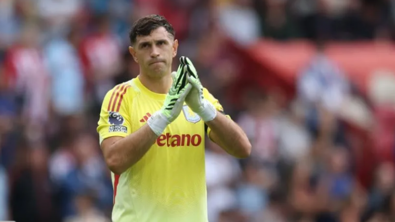 Scaloni, alerta: estudios para Dibu Martínez por su lesión