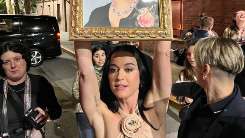 "You are peronista". Katy Perry en Argentina con un cuadro en alto de Eva Perón