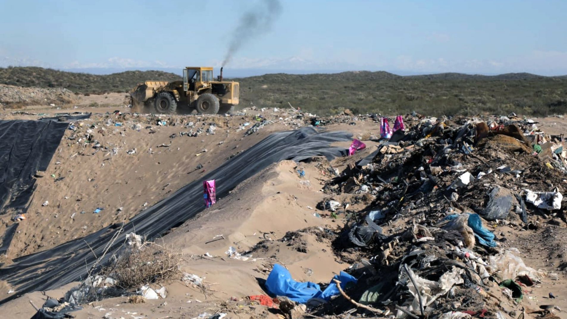 En el vertedero de La Tombina se entierra la basura por capas en sectores denominados celdas.
