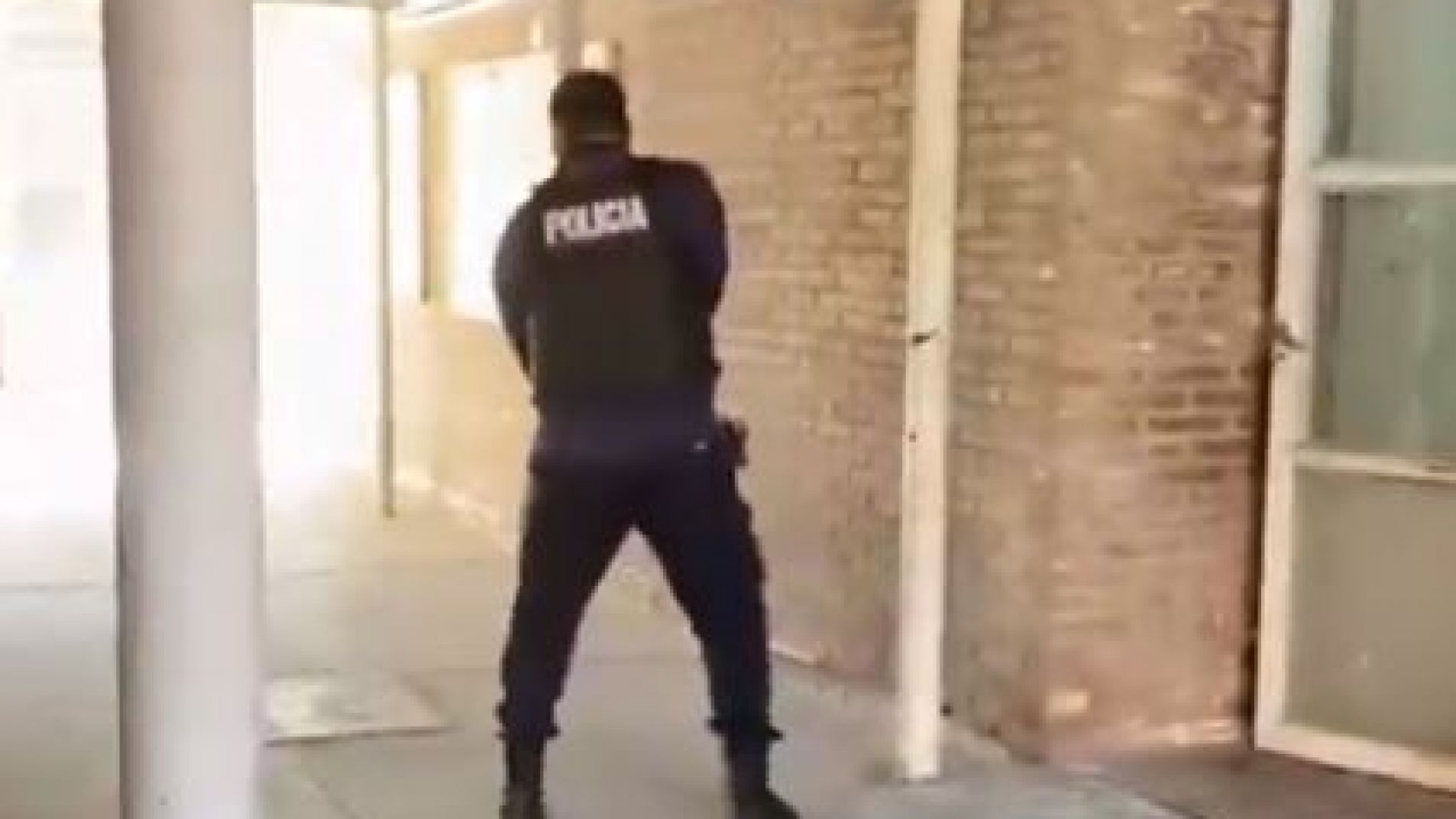 Un policía intentó hablar con la estudiante armada.