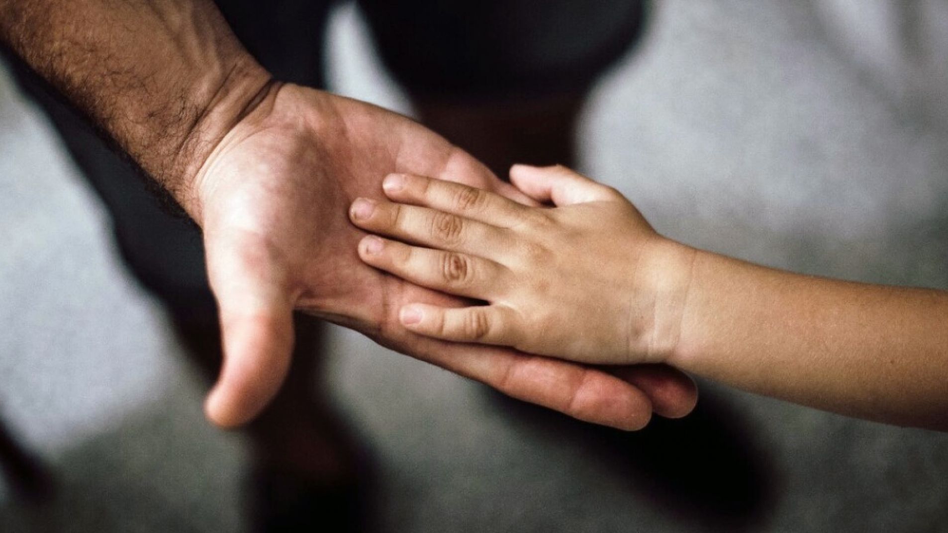 Qué daño moral le causó a su hijo que deberá pagarle por ello