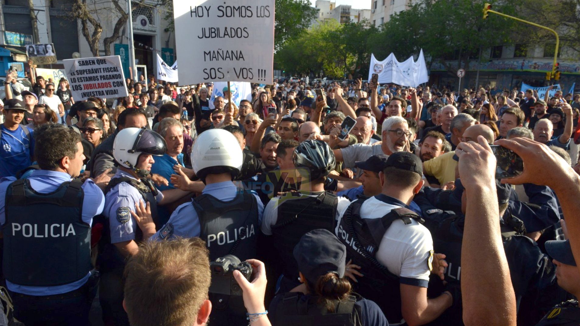Represión policial al intendente y manifestantes en la marcha universitaria