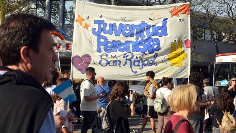 Militante de la Juventud Peronista: "Querían que sacáramos la bandera"