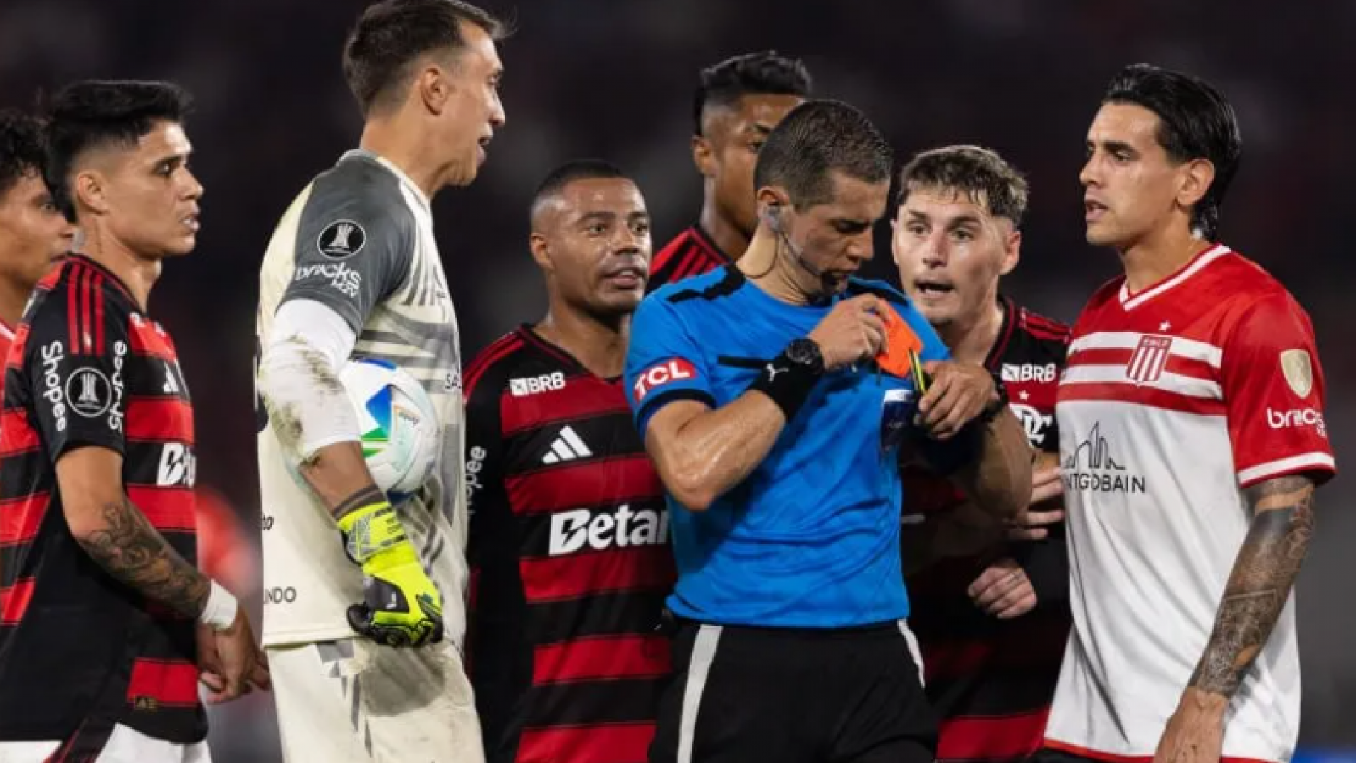 Las bombas de Flamengo contra el arbitraje ante Estudiantes