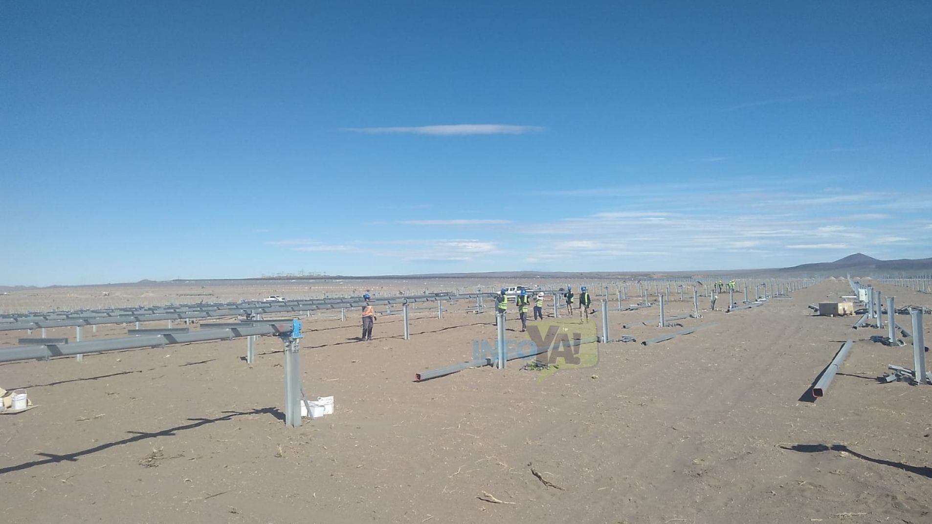 El parque solar se construye en un terreno cercano al cruce de las rutas 101 y 150.