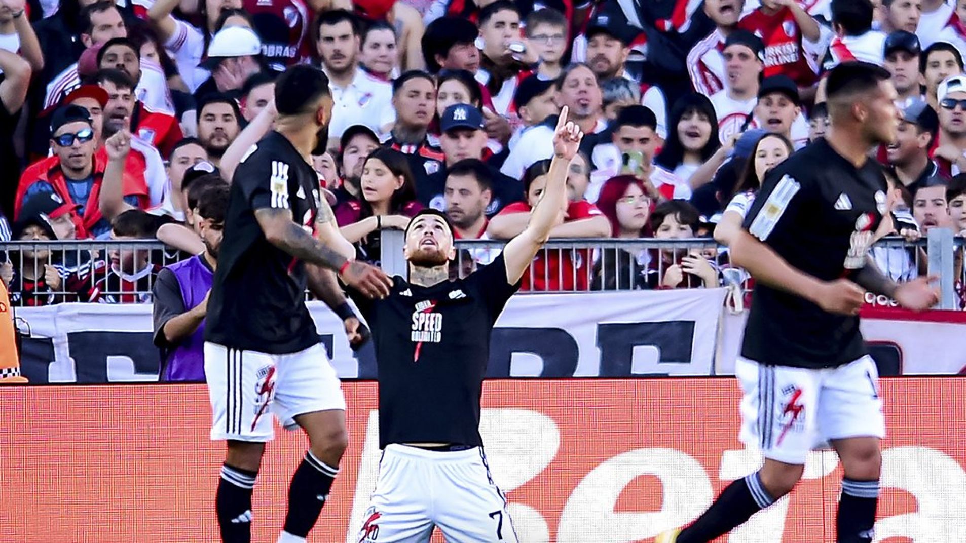 Riestra le ganó a River en el Monumental y es el puntero del grupo B