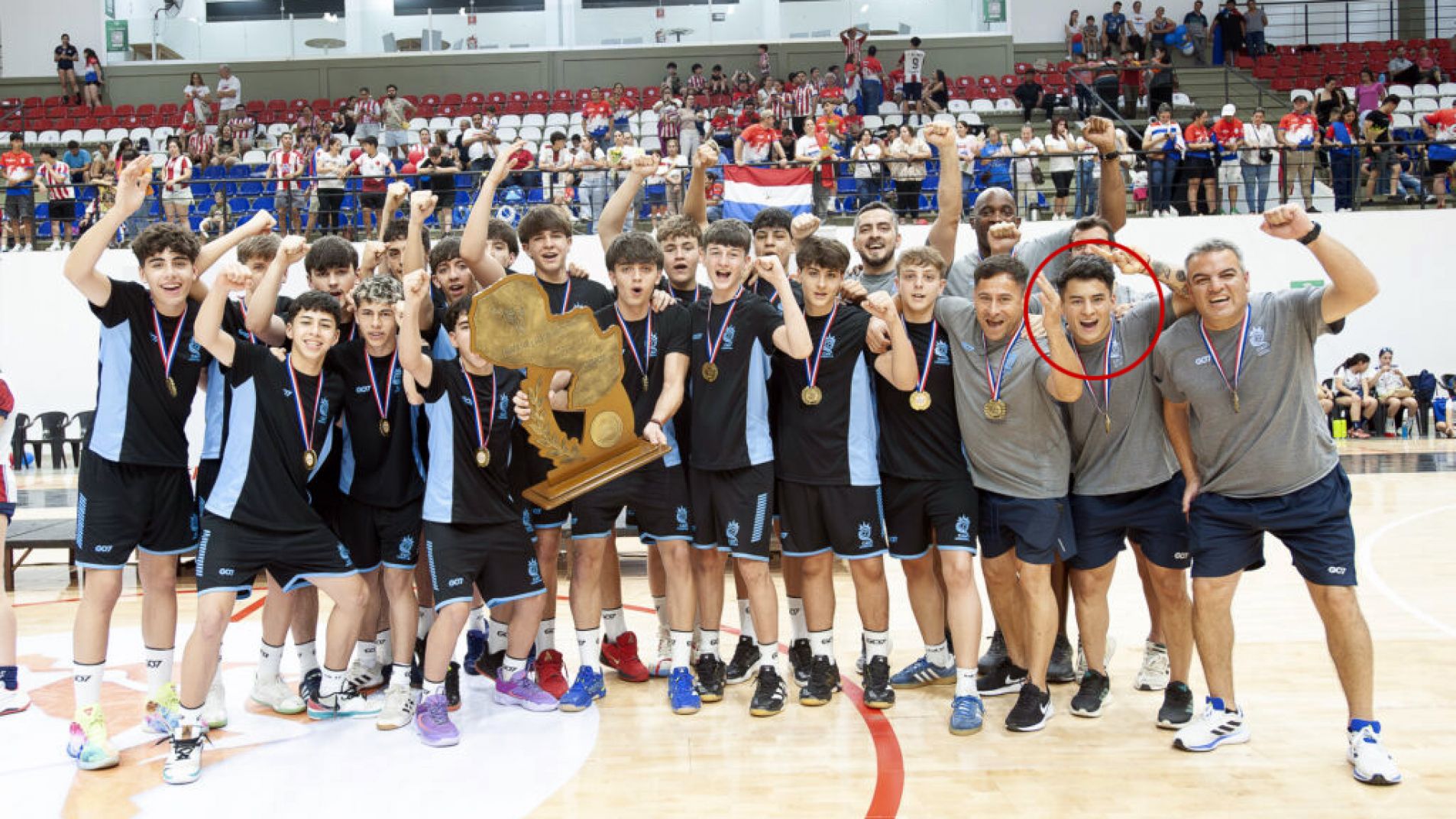 Juan Pablo Paiva festeja con los integrantes de la selección.