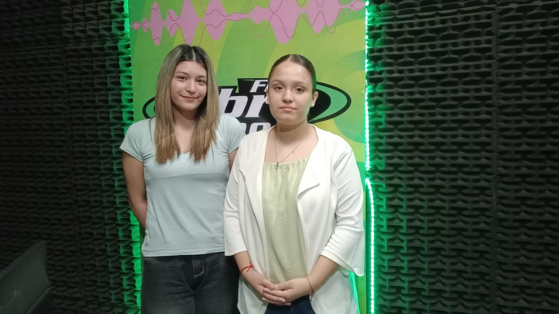 Las alumnas en el estudio de Vibra FM.