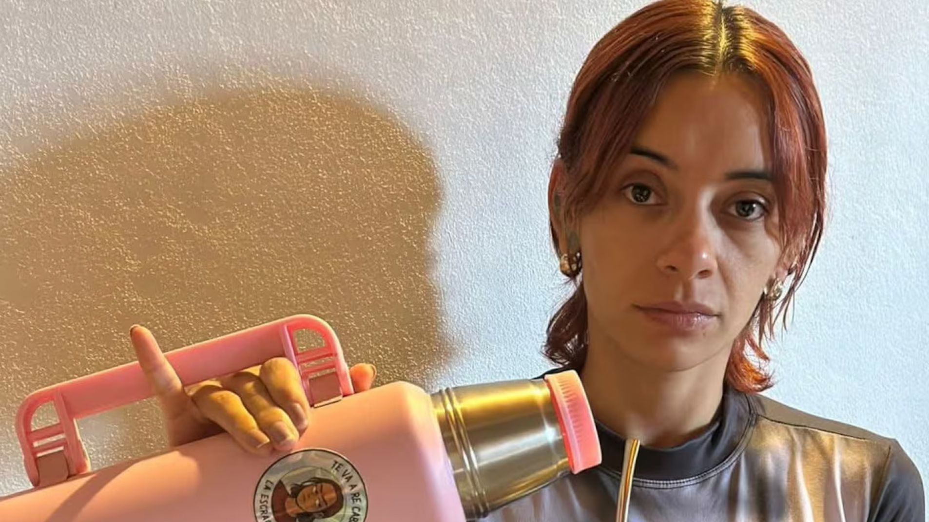 Fenómeno inusual: La influencer que usa la "mala onda" para vender