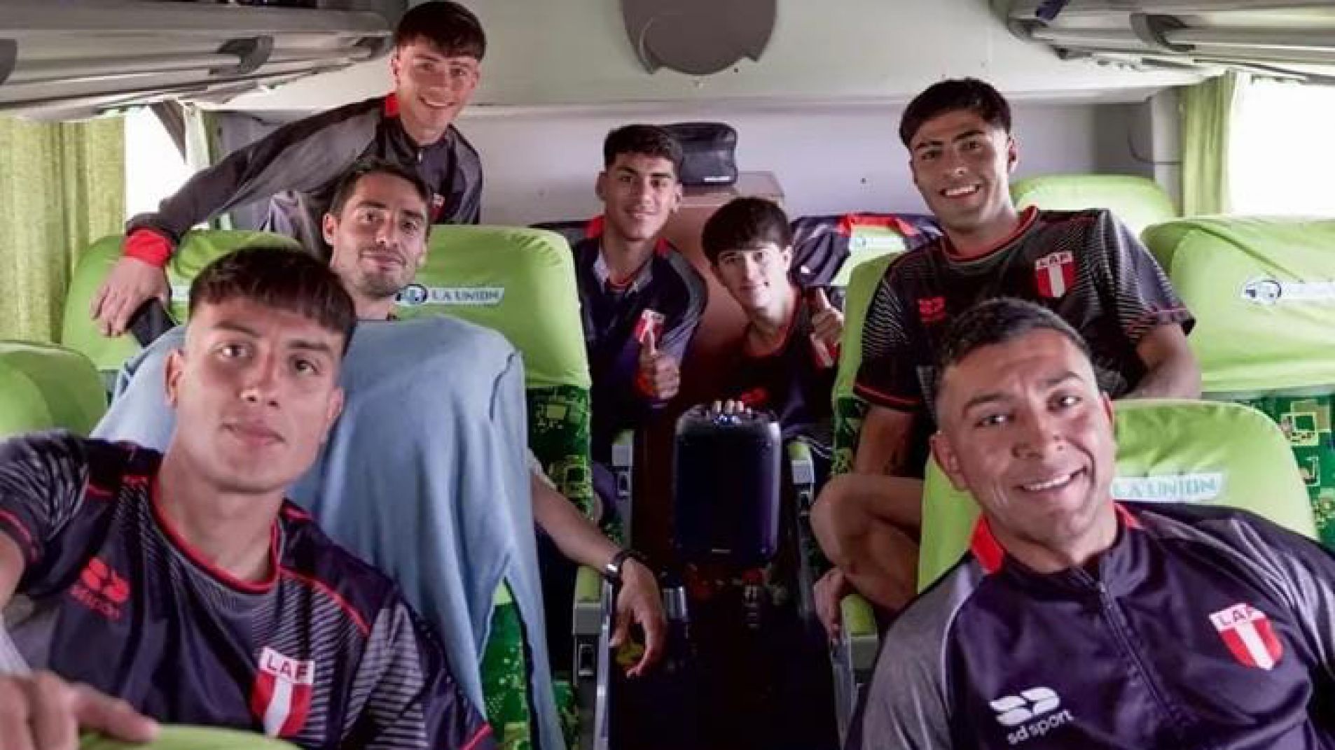 Parte del plantel alvearense en el colectivo que los llevó a Tandil (foto Tridente Ofensivo).