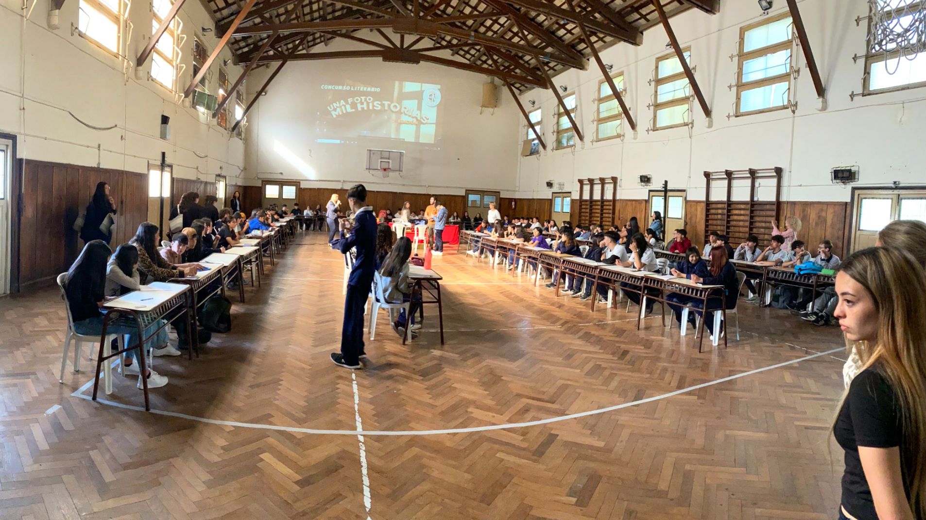 El concurso literario se realizó en el gimnasio de la Escuela Normal.