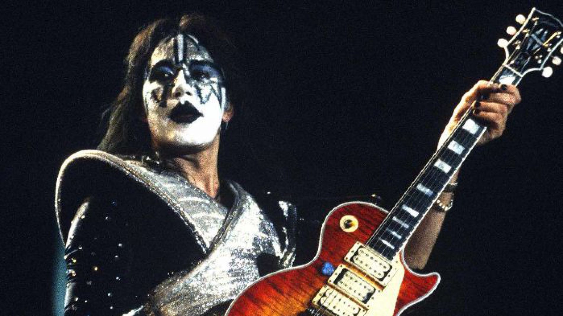 Murió el guitarrista original de KISS tras sufrir una hemorragia cerebral