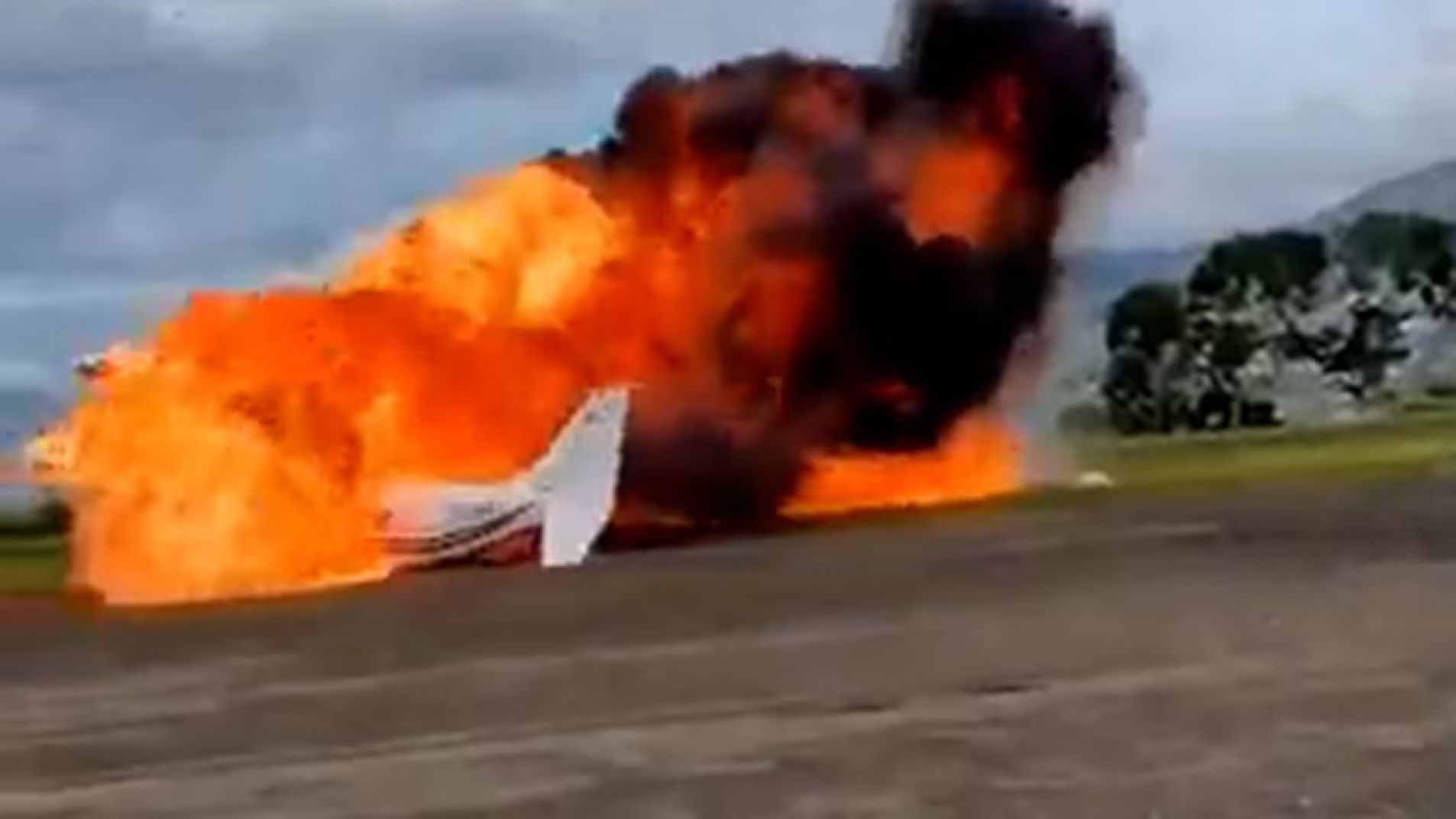Se estrelló un avión tras el despegue: murieron los dos tripulantes (Video)