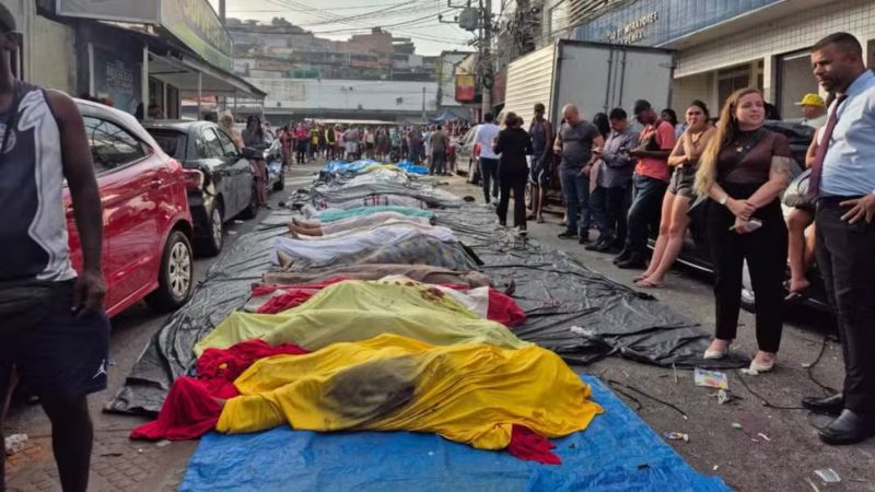 Vecinos llevaron más de 60 cuerpos a una calle: suman 120 muertos en Rio