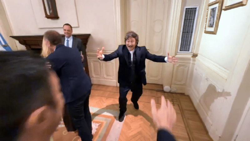 El saludo simpático y "alocado" de Milei con sus ministros en Casa Rosada
