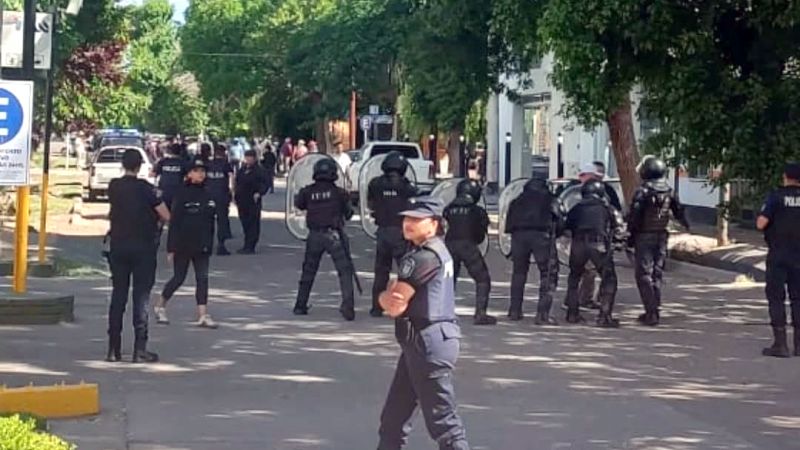 Malargüe: disturbios y destrozos en la sede de la UOCRA (Videos)