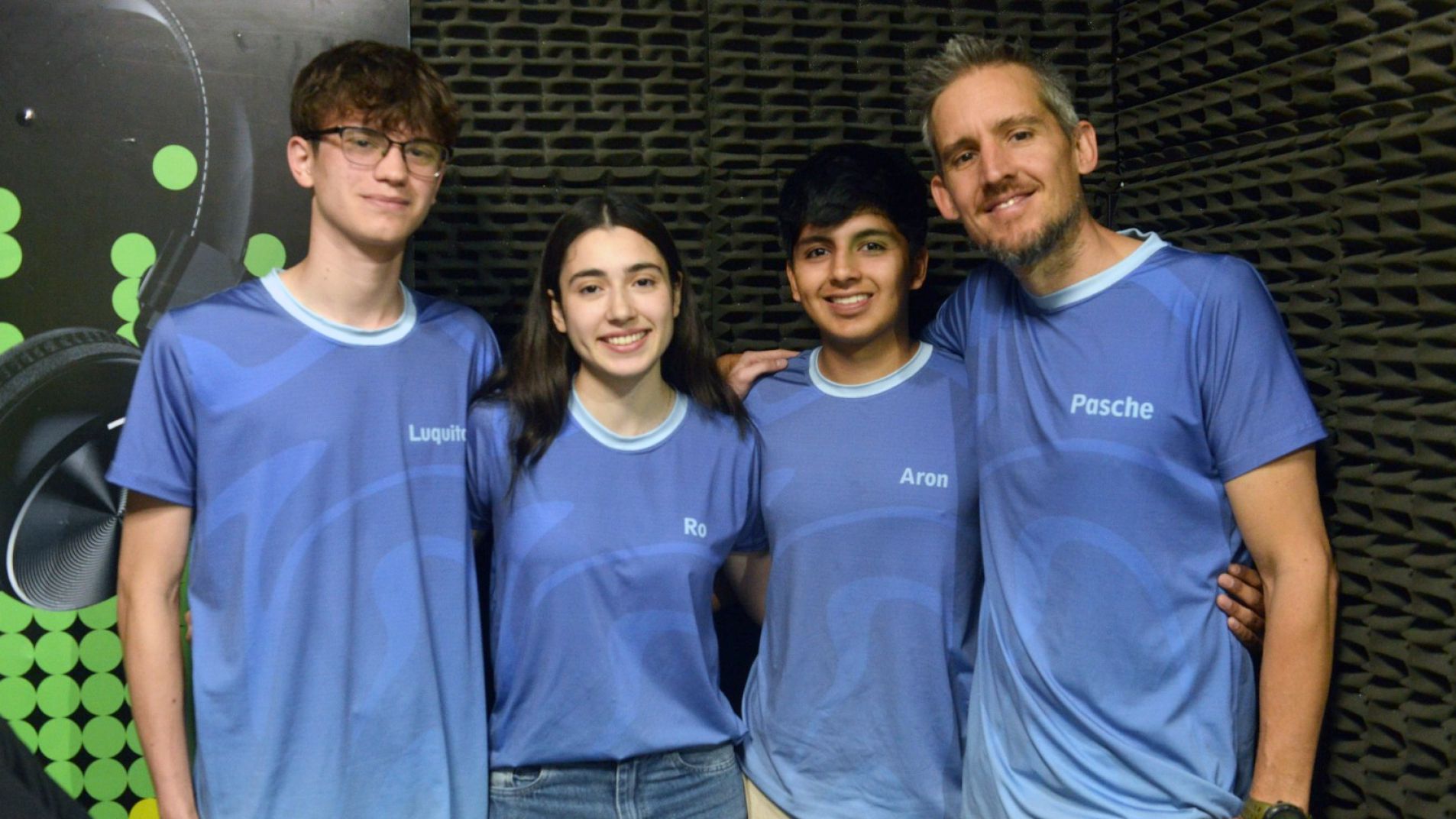 Tres los jóvenes que harán el viaje en el estudio de Vibra FM.