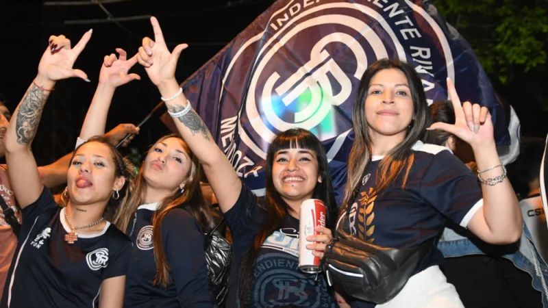 Así festejaron los hinchas de la Lepra en Mendoza: Galería de fotos