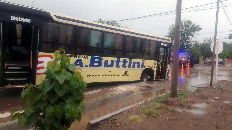 Un micro y dos vehículos quedan atorados en una zanja