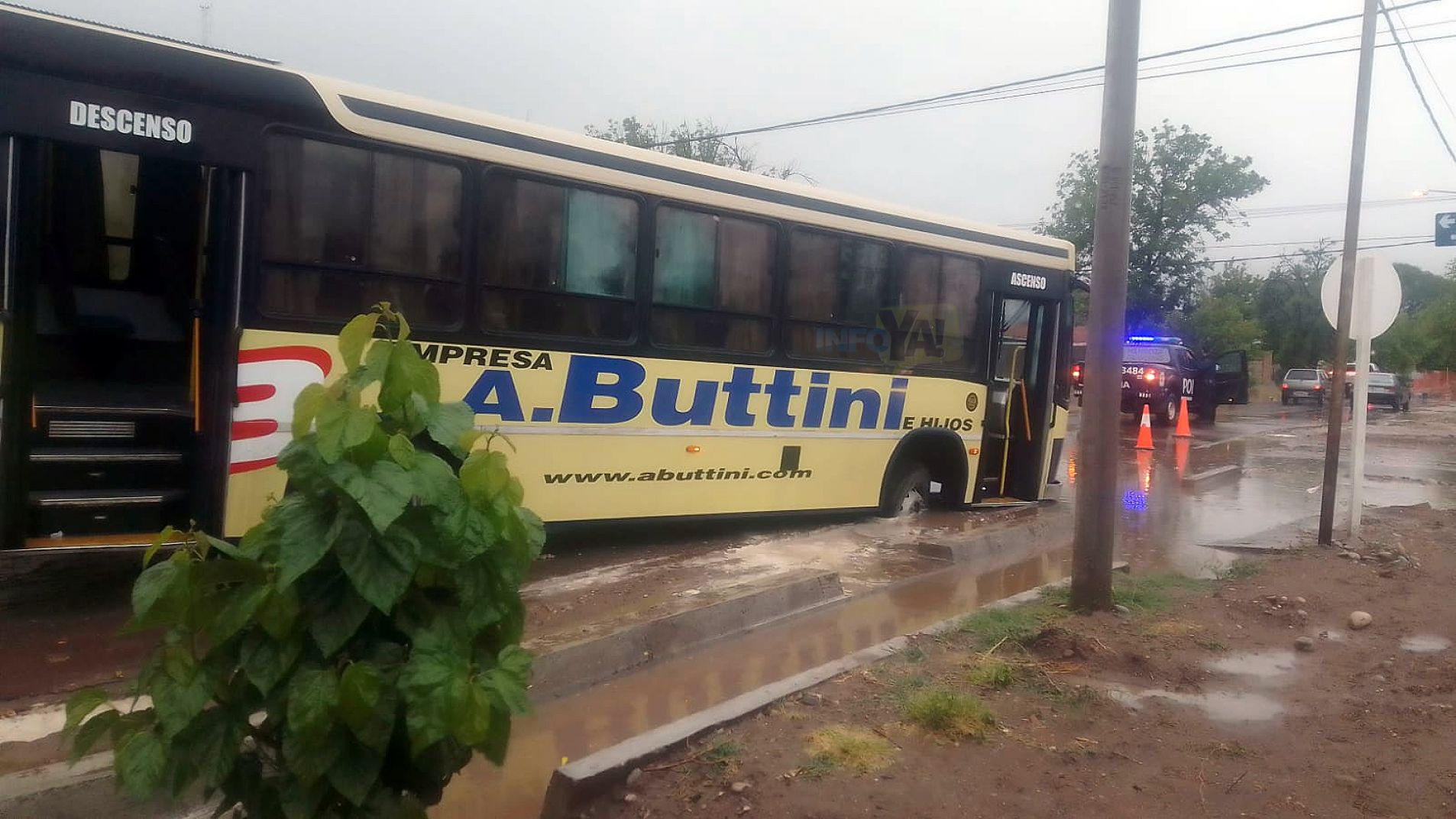 Un micro y dos vehículos quedan atorados en una zanja