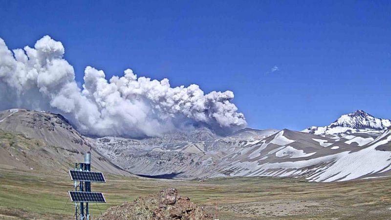 Video: El volcán Peteroa registró una nueva columna de humo y ceniza