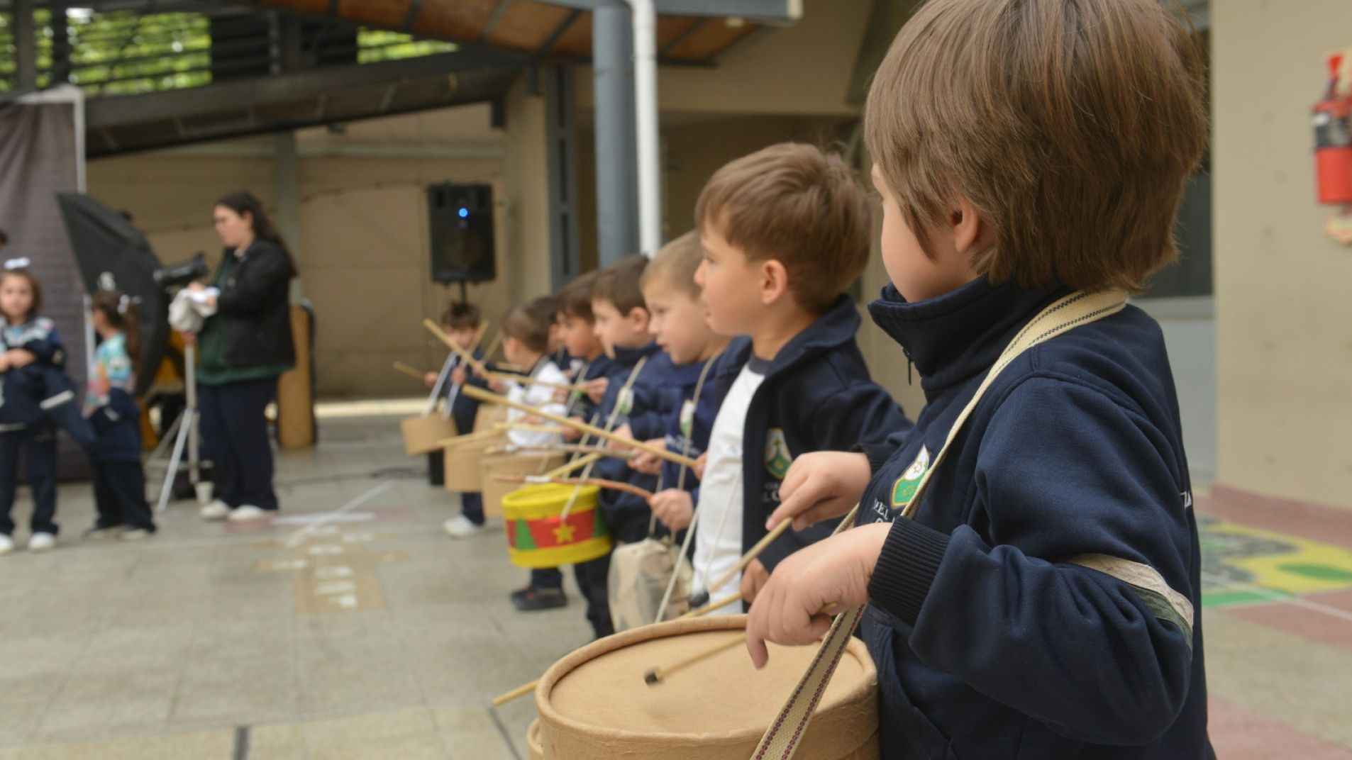 Los pequeños en pleno ensayo para el festival.