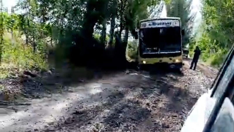 Video: Un colectivo se atascó en el barro en Calle Larga Vieja