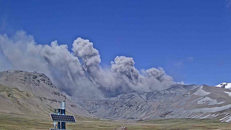 Videos: El volcán Peteroa emitió este sábado otra columna de humo y cenizas