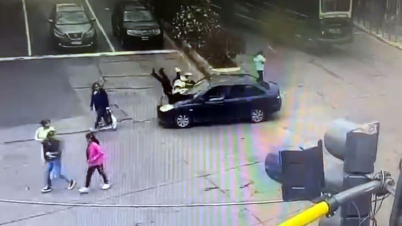 Se le trabó la ojota en el acelerador y ocasionó un desastre (Video)