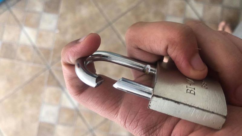 Rompieron los candados para robar ropa del interior de un negocio