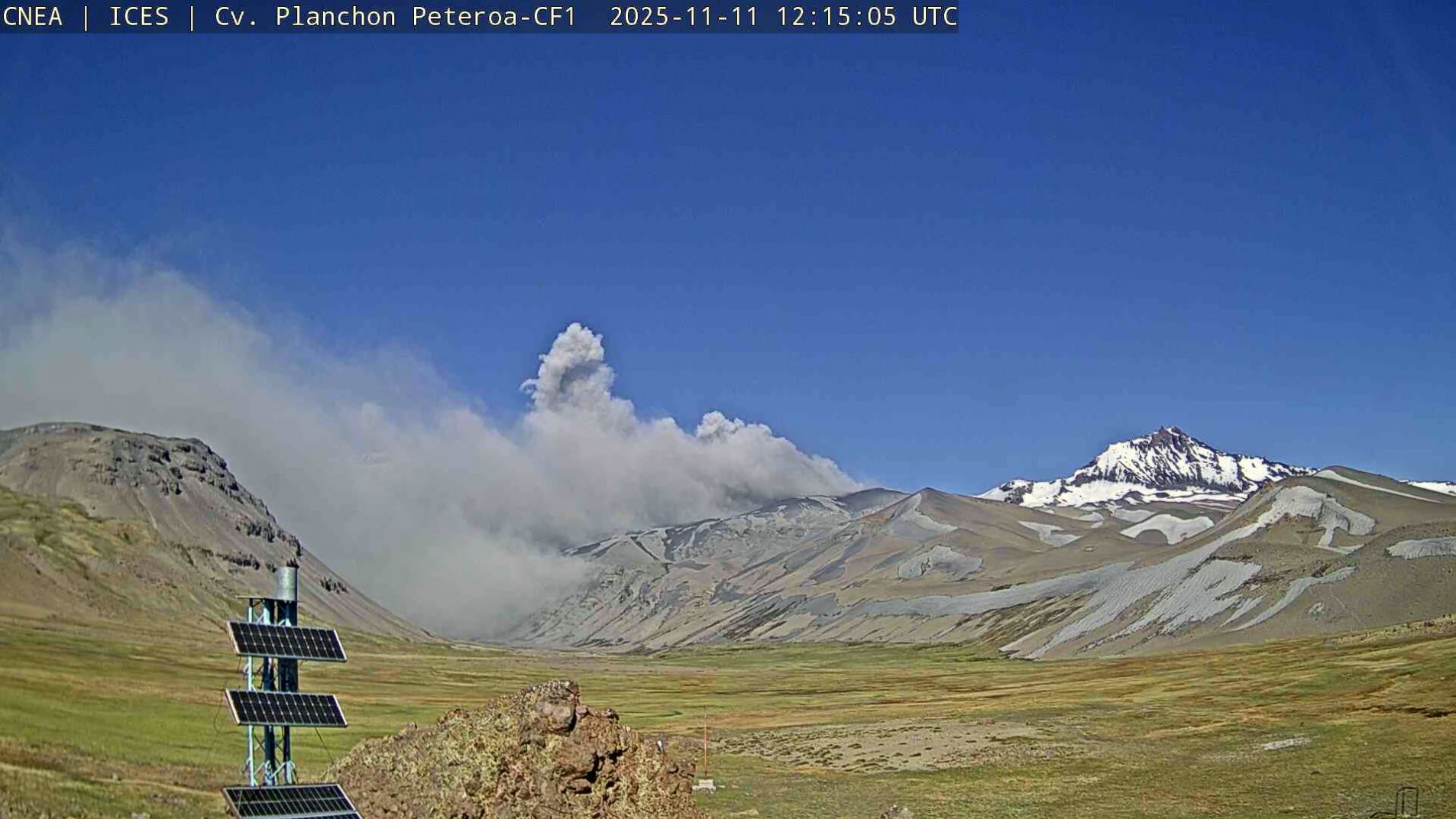 El volcán volvió a emitir este martes un pulso de humo y cenizas.