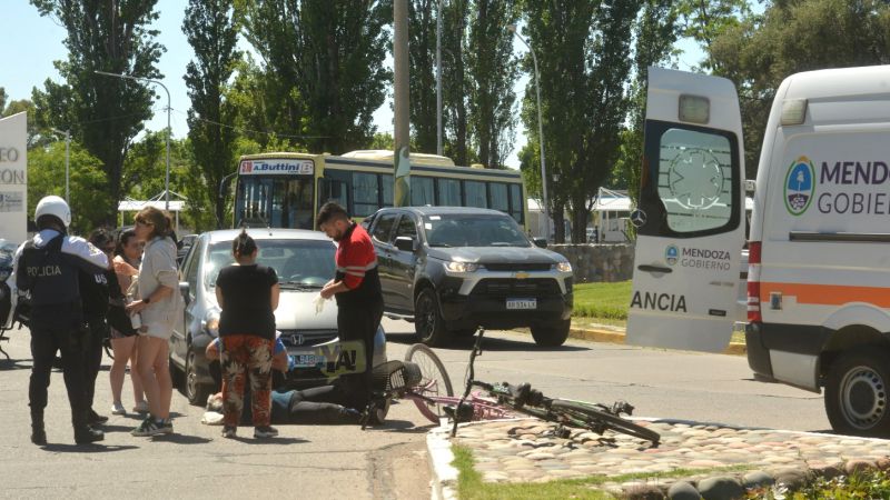 Un auto atropelló a una ciclista en la Rotonda del Mapa