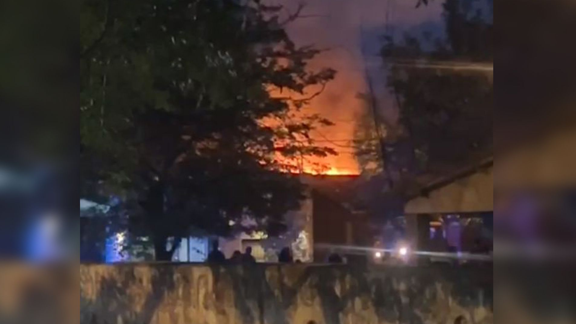 Vecinos denunciaron que "ocupas" le prendieron fuego a una casa (Video)