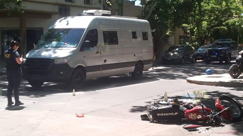 Un joven motociclista herido en un choque con un furgón Mercedes Benz