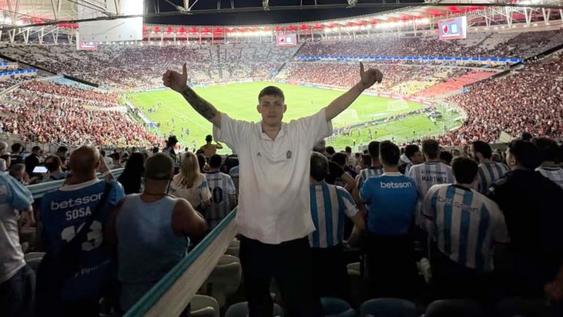 Un hincha de Racing en The Best: la pelea familiar que lo llevó a los premios