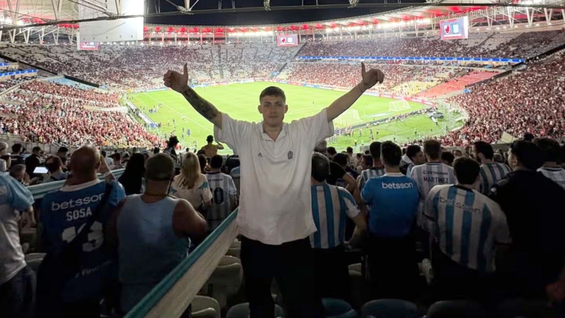 Un hincha de Racing en The Best: la pelea familiar que lo llevó a los premios