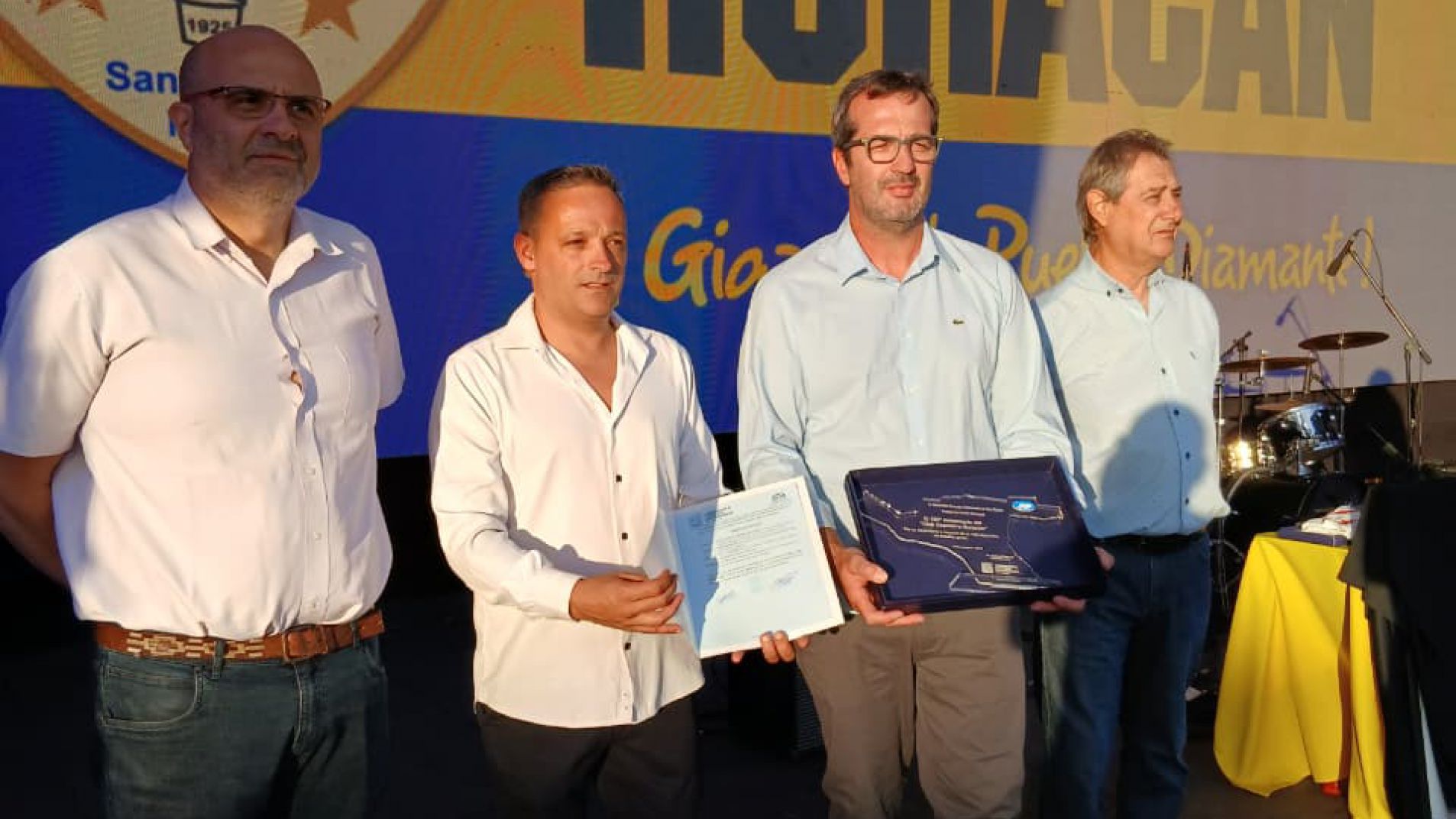 Samuel Barcudi, presidente del Concejo, entregó un reconocimiento a los dirigentes del club.