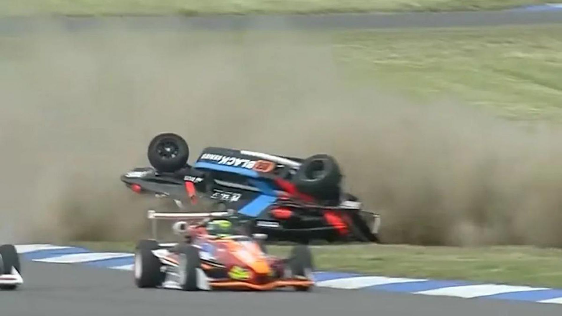 Video: Escalofriante accidente en la Fórmula 3 de Argentina: suspendieron la carrera