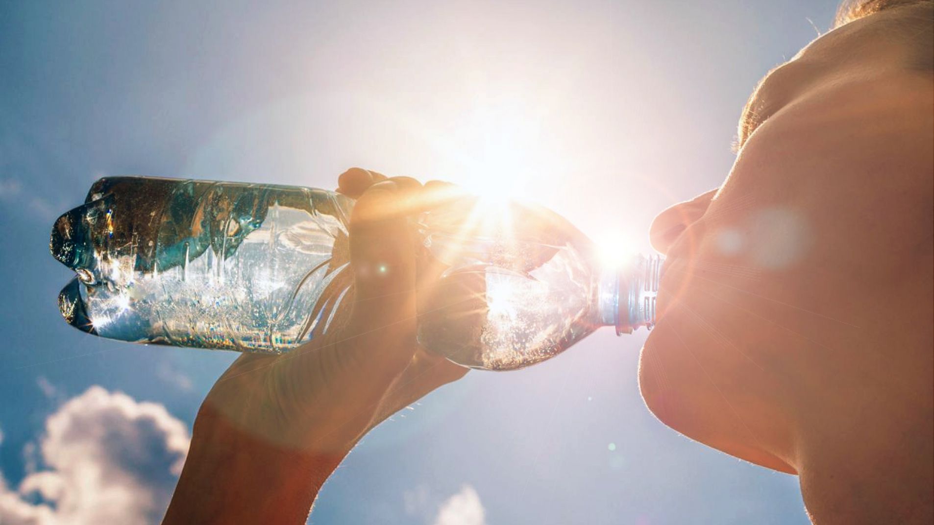 Hidratarse bien es fundamental para prevenir el golpe de calor.