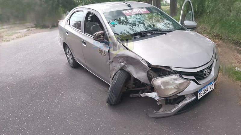 Un remis sufrió importantes daños tras chocar con una camioneta