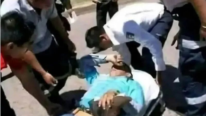 Una bombacha voladora provocó un accidente a un motociclista