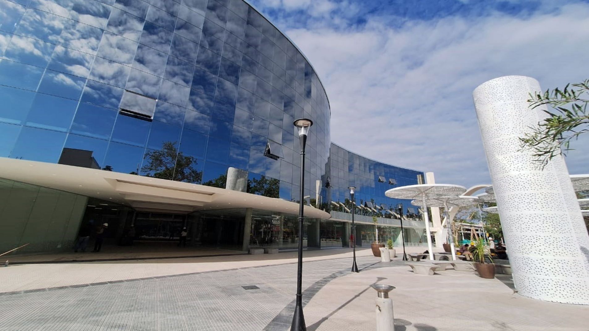Cinco comercios comenzarán funcionar en el flamante edificio.