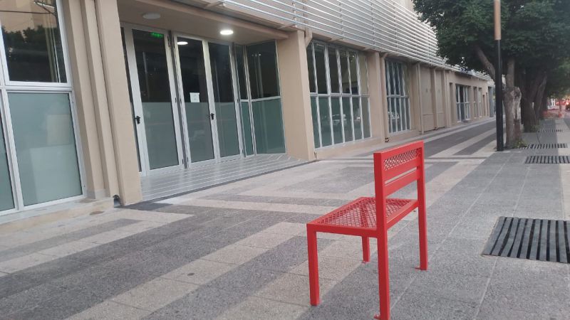 Instalarán dos "bancos rojos" para concientizar sobre la violencia de género