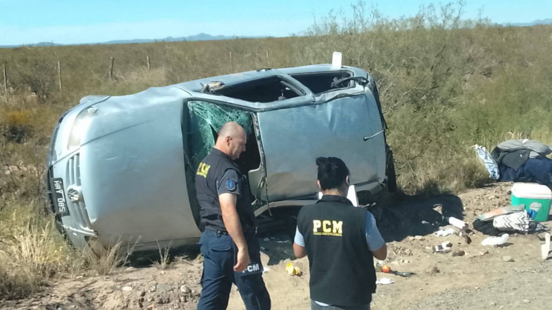 El auto quedó volcado a un costado del camino (foto La Huella Diario Digital)