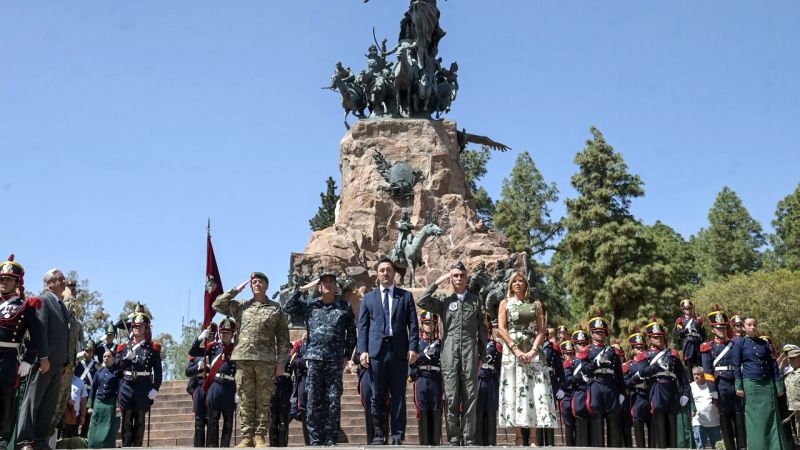 Luis Petri, sin compañia del gobierno, inauguró el destacamento de Granaderos
