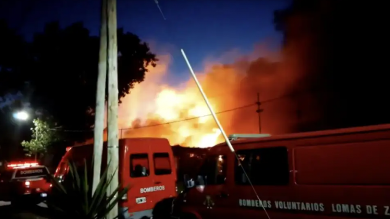 Un voraz incendio consumió dos fábricas de artefactos plásticos