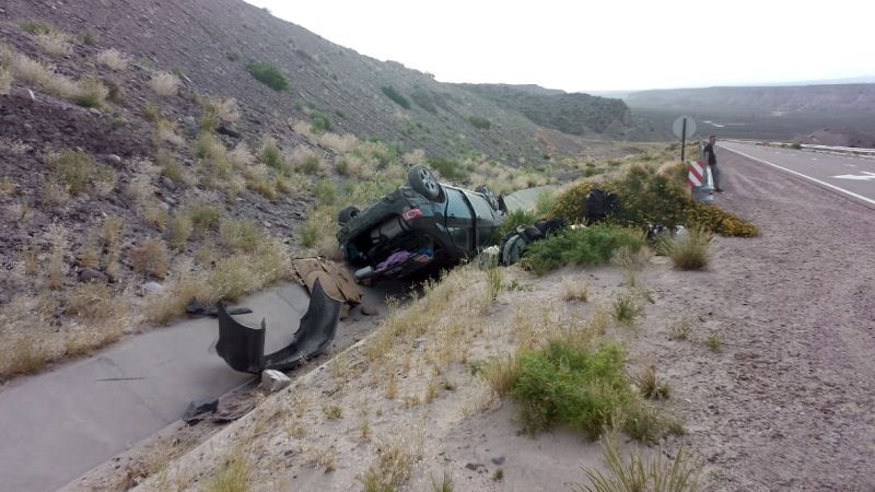 Turistas que regresaban de Chile volcaron en la ruta 40