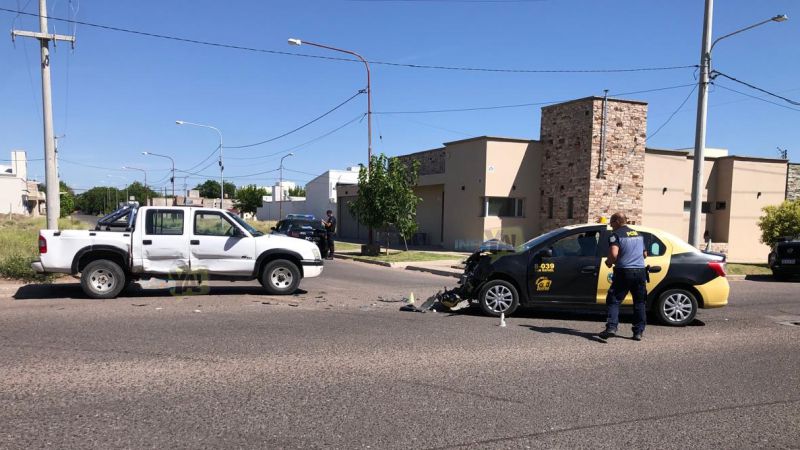 Fuerte choque entre un taxi y una camioneta en avenida Iselín