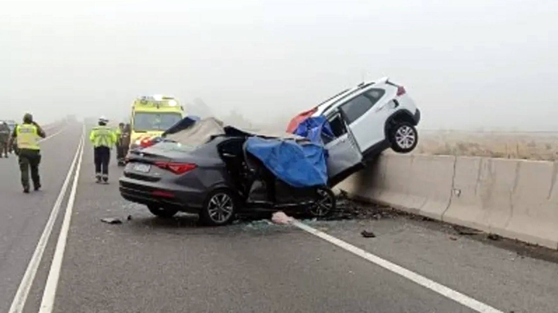 Los autos chocaron de frente en medio de una densa niebla.