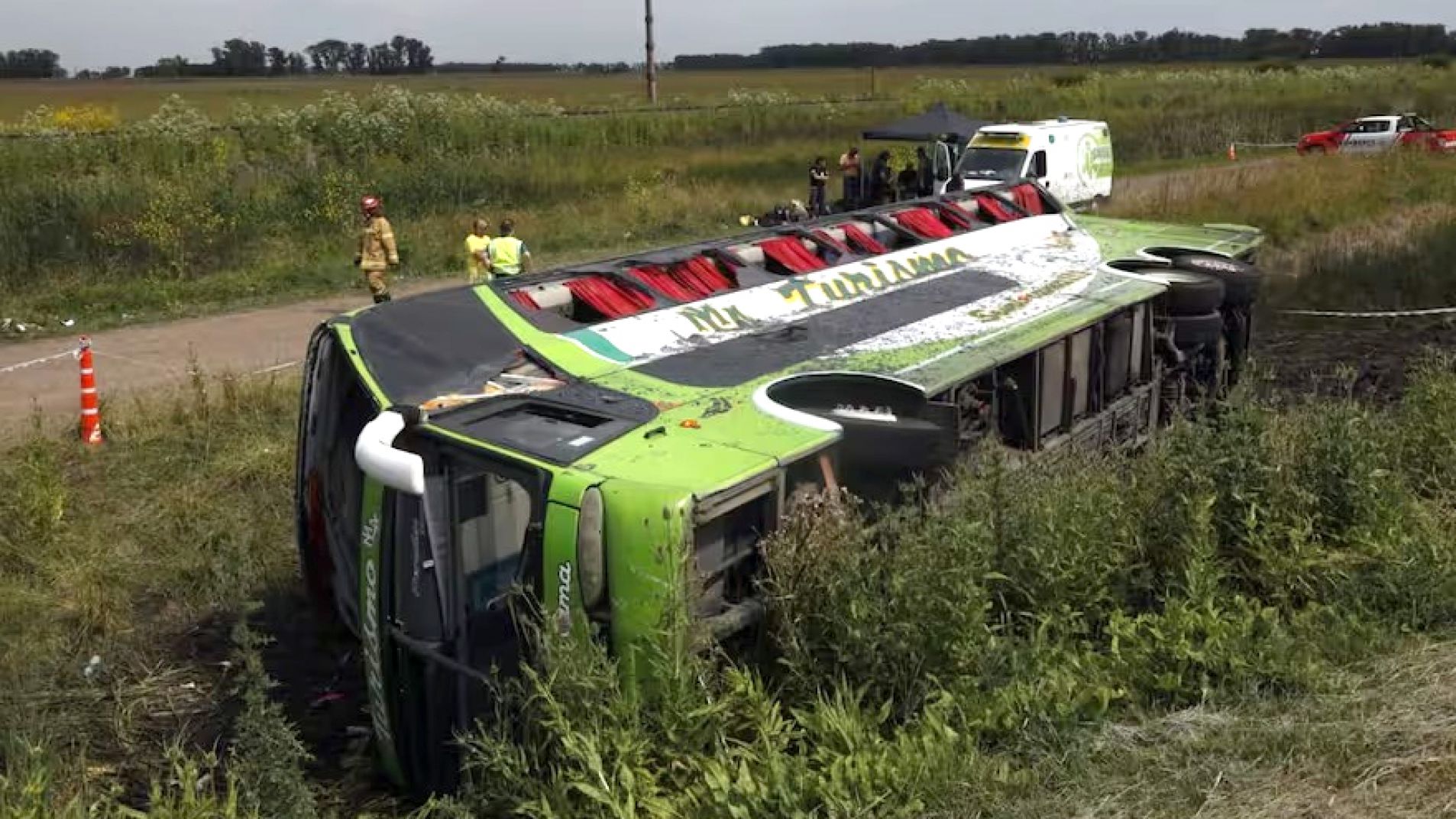 Dos muertos: volcó un micro donde viajaba a un acto el padre "Paco" Olveira
